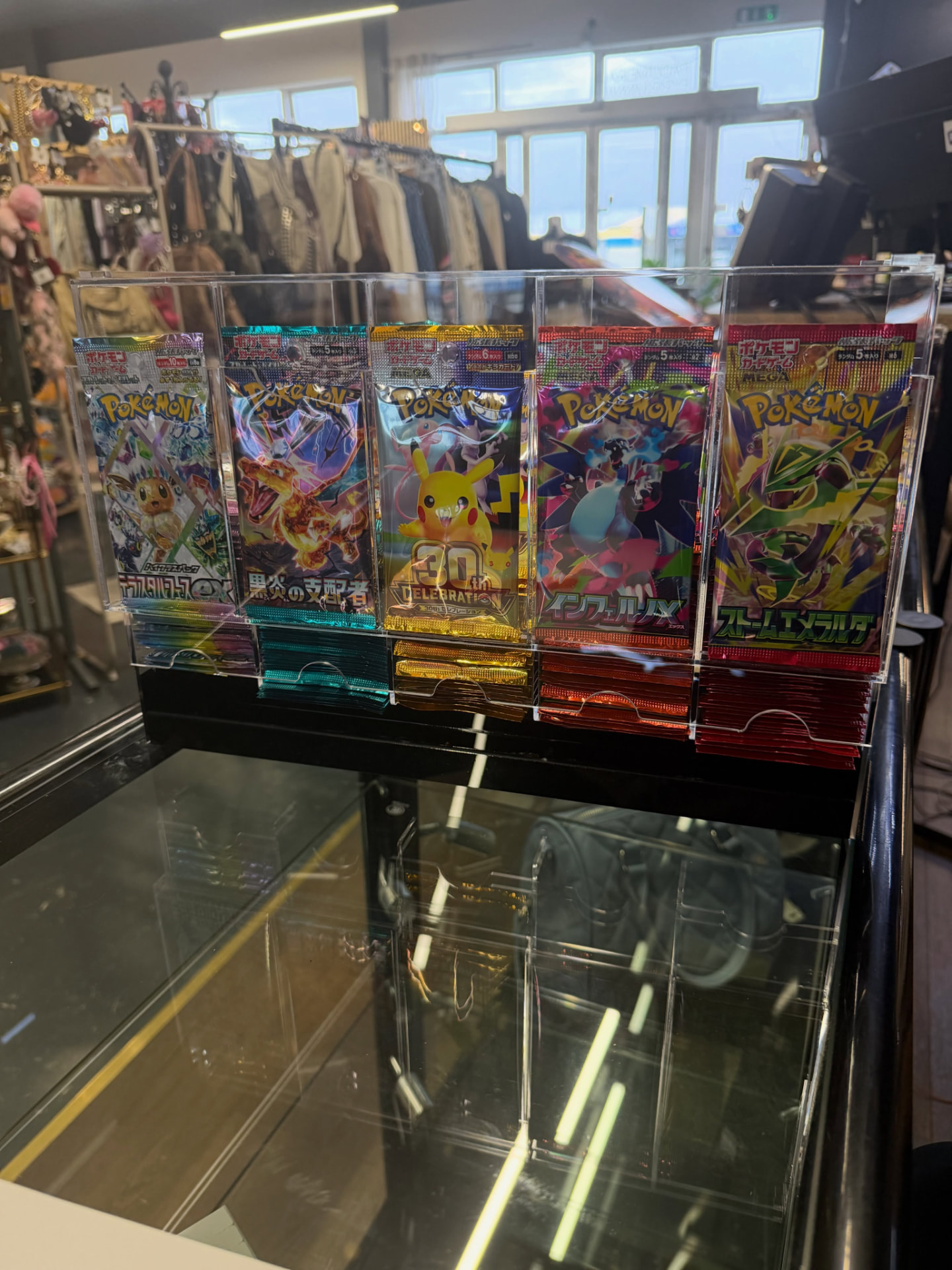Pokémon-pakkar í sýningarstandi í verslun Gullið mitt