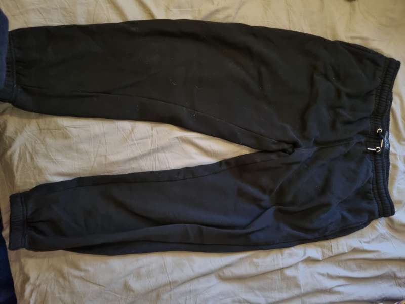 Svartar joggings buxur