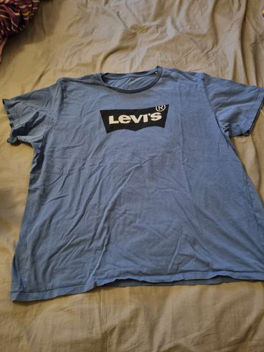 Levi's bolur