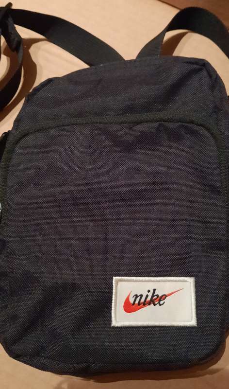 Svört nike taska