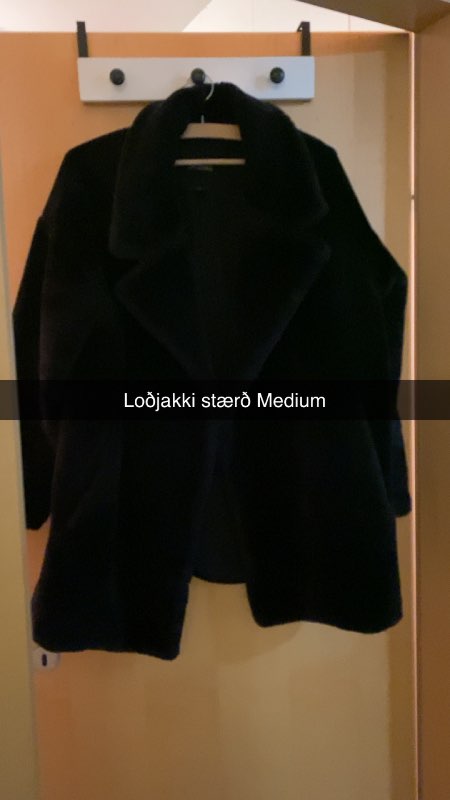 Svartur loðjakki