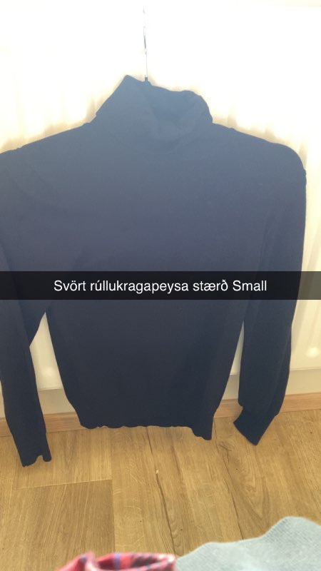 Svört rúllukragapeysa