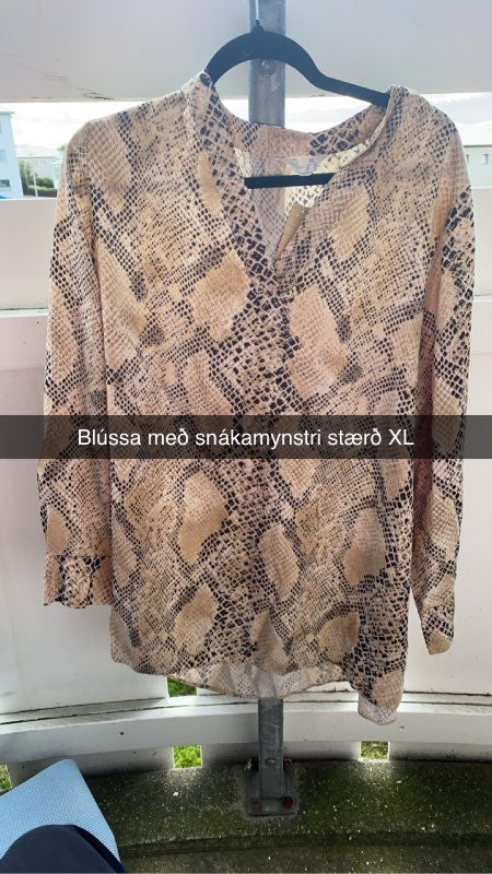 Blússa með snákramynstri