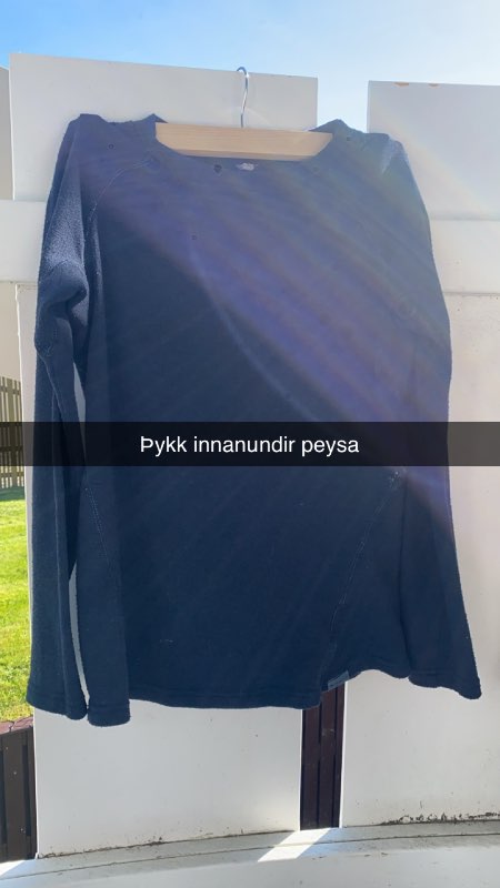 Þykk innanundir peysa