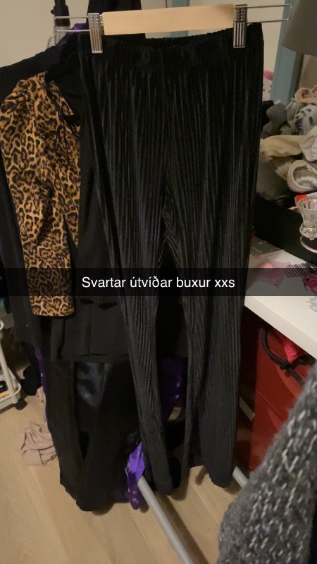 Svartar útvíðar buxur