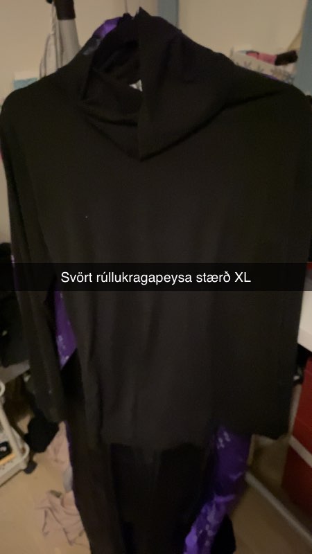 Svört rúllukragapeysa