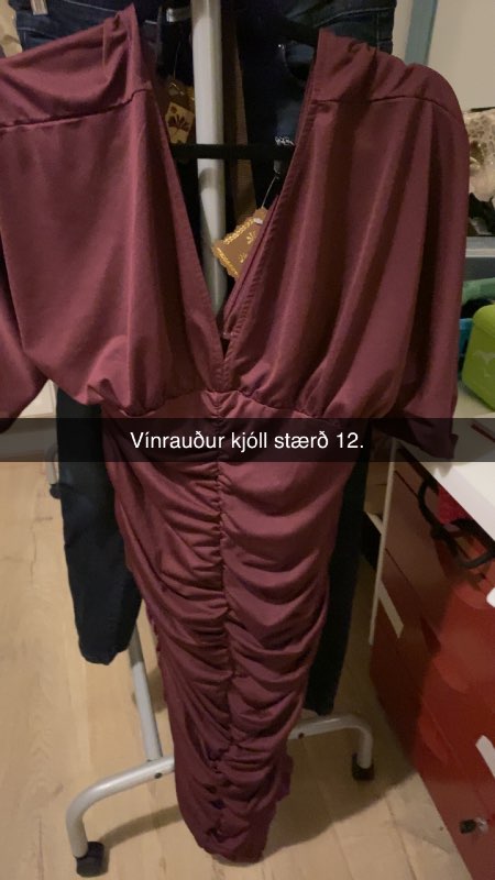 Vínrauður kjóll