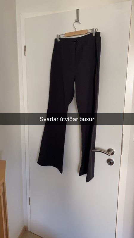 Svartar útvíðar buxur